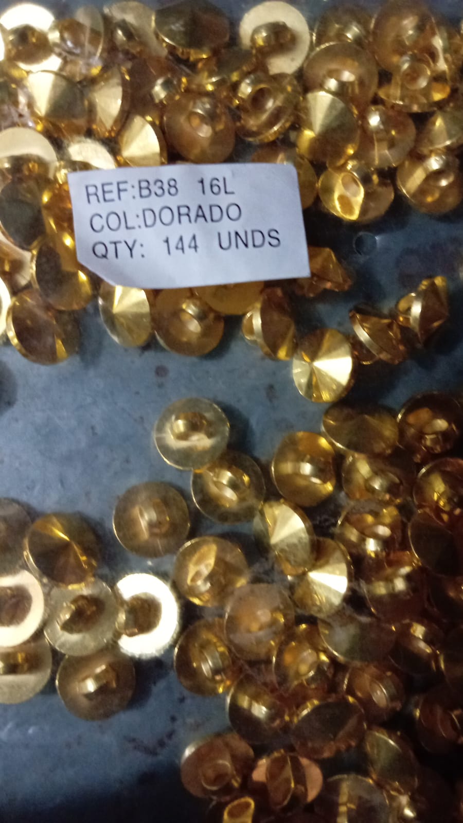 BOTON CON PATA PIRAMIDE DORADO #18
