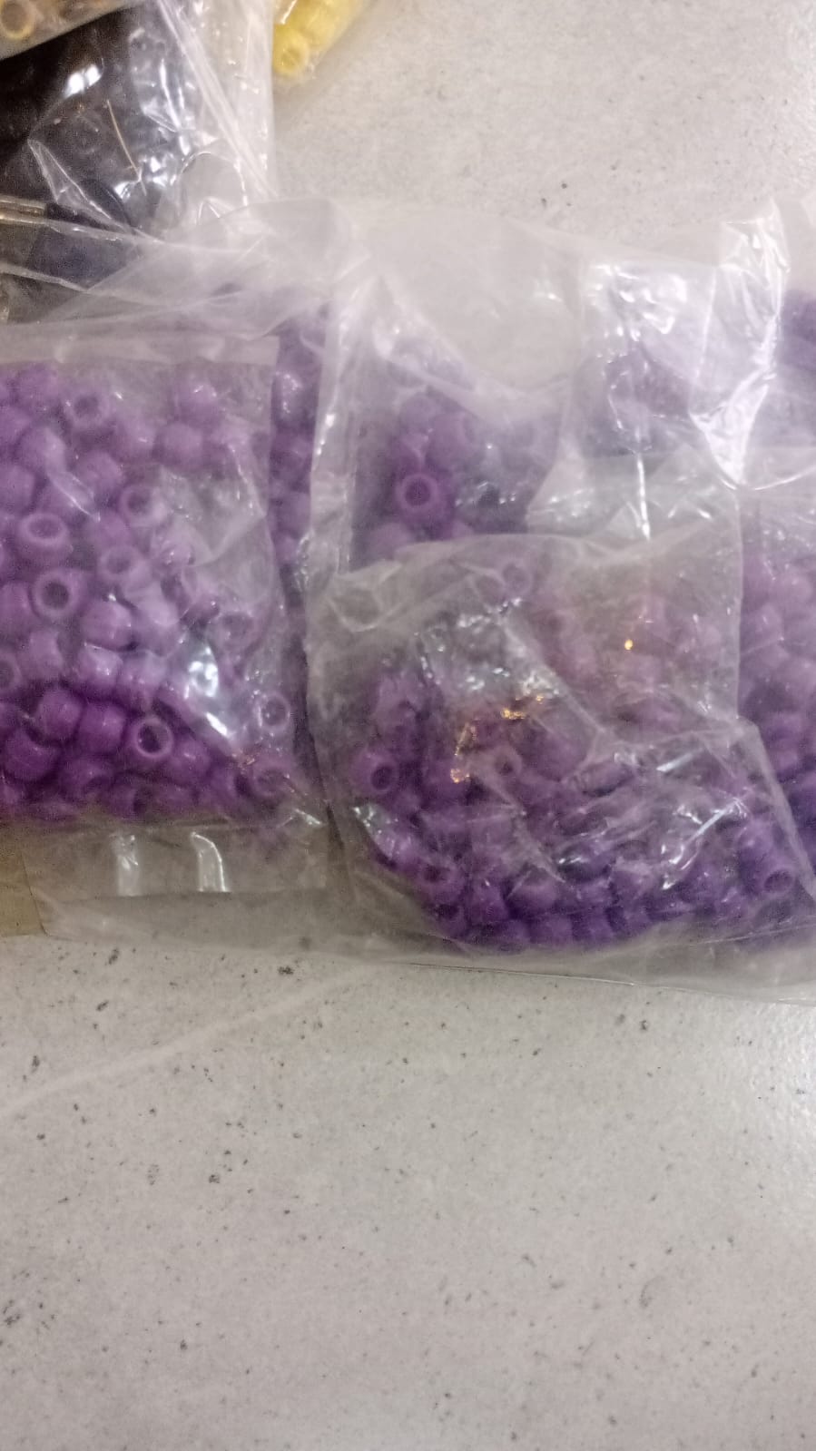CUENTAS DE PLASTICO MORADAS