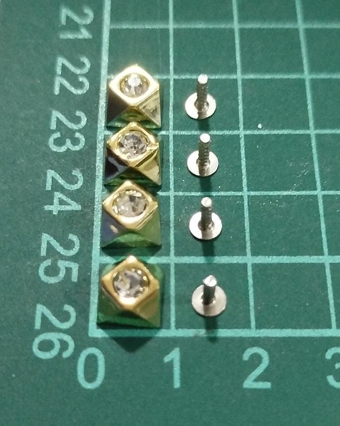 REMACHE PIRAMIDE-CUADRADO DORADO