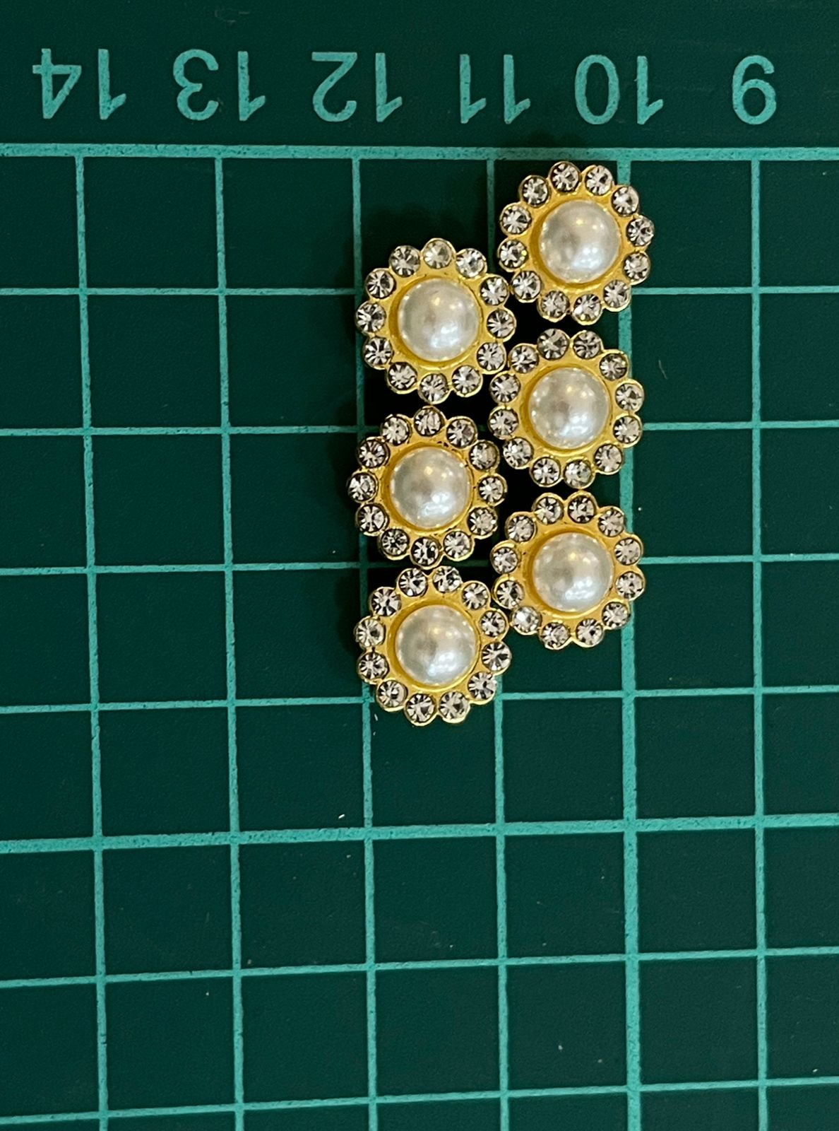 FLOR REMACHE BASE ORO-PIEDRA BLANCA Y PERLA #12MM