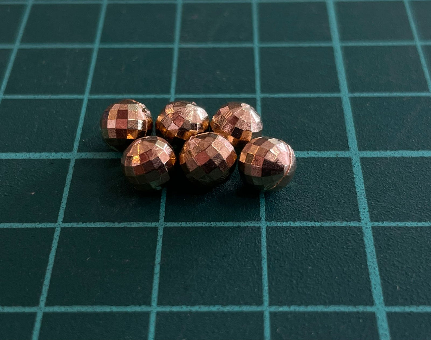 PERLA DE REMACHE #6 ORO FACETADO