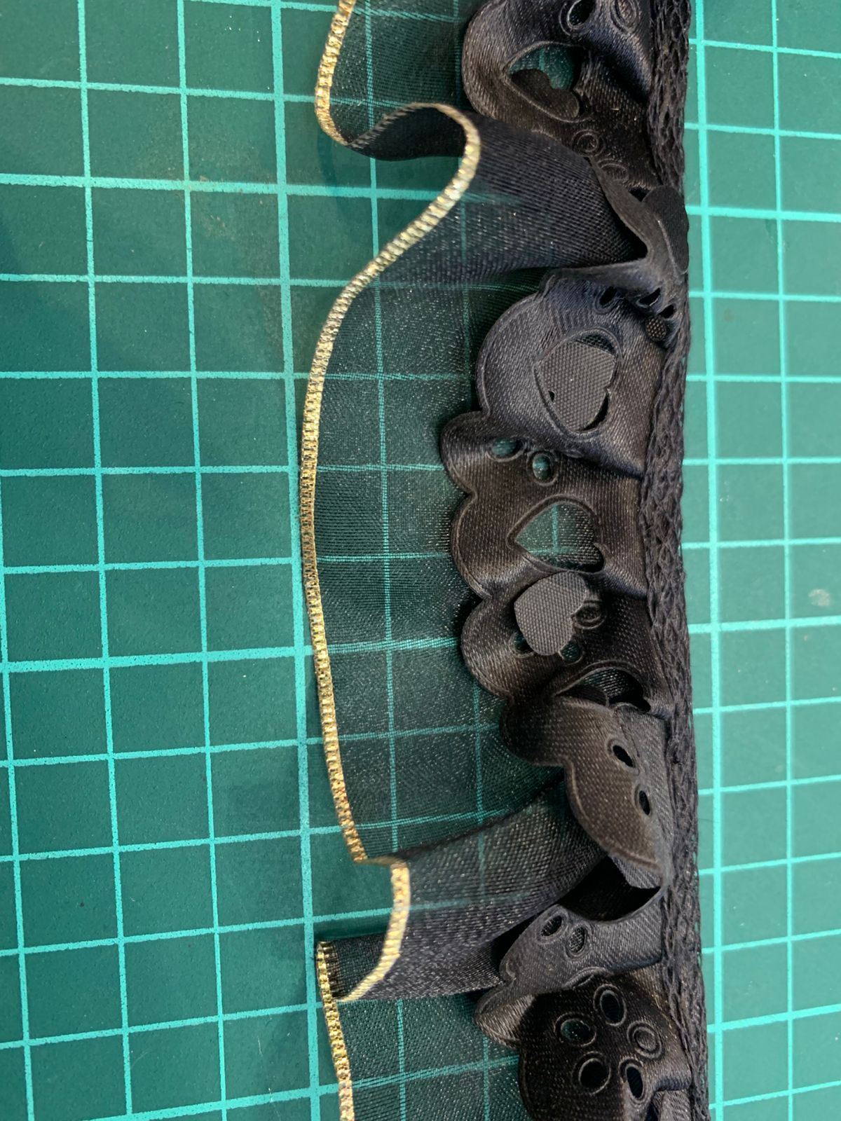 ENCAJE 4CM NEGRO FILO ORO