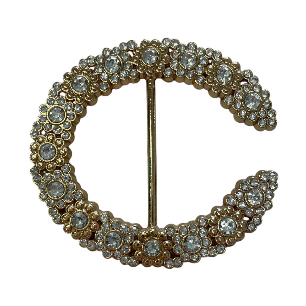 HEBILLA "C"DORADO CON PIEDRA 001