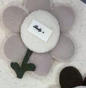 PELUCHE FLOR BEIGE BOTON HUESO