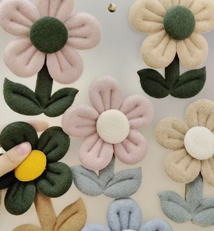 PELUCHE FLOR HUESO BOTON HUESO TALLO VERDE