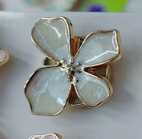 BOTON IRREGULAR FLOR BLANCA