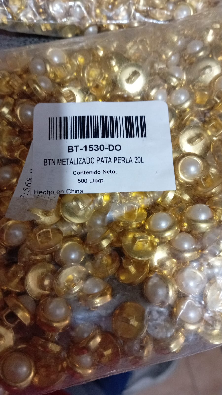 BOTON CON PATA Y PERLA DORADO