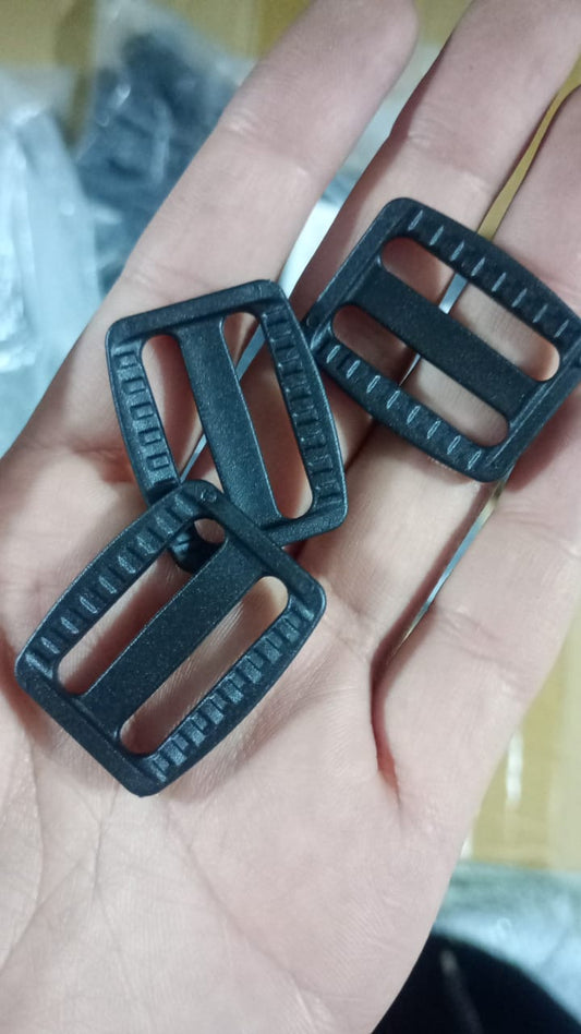 PASACINTO DE PLASTICO 25MM NEGRO