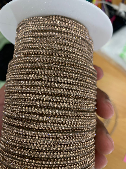 AGUJETA DE PIEDRA ORO ROSA