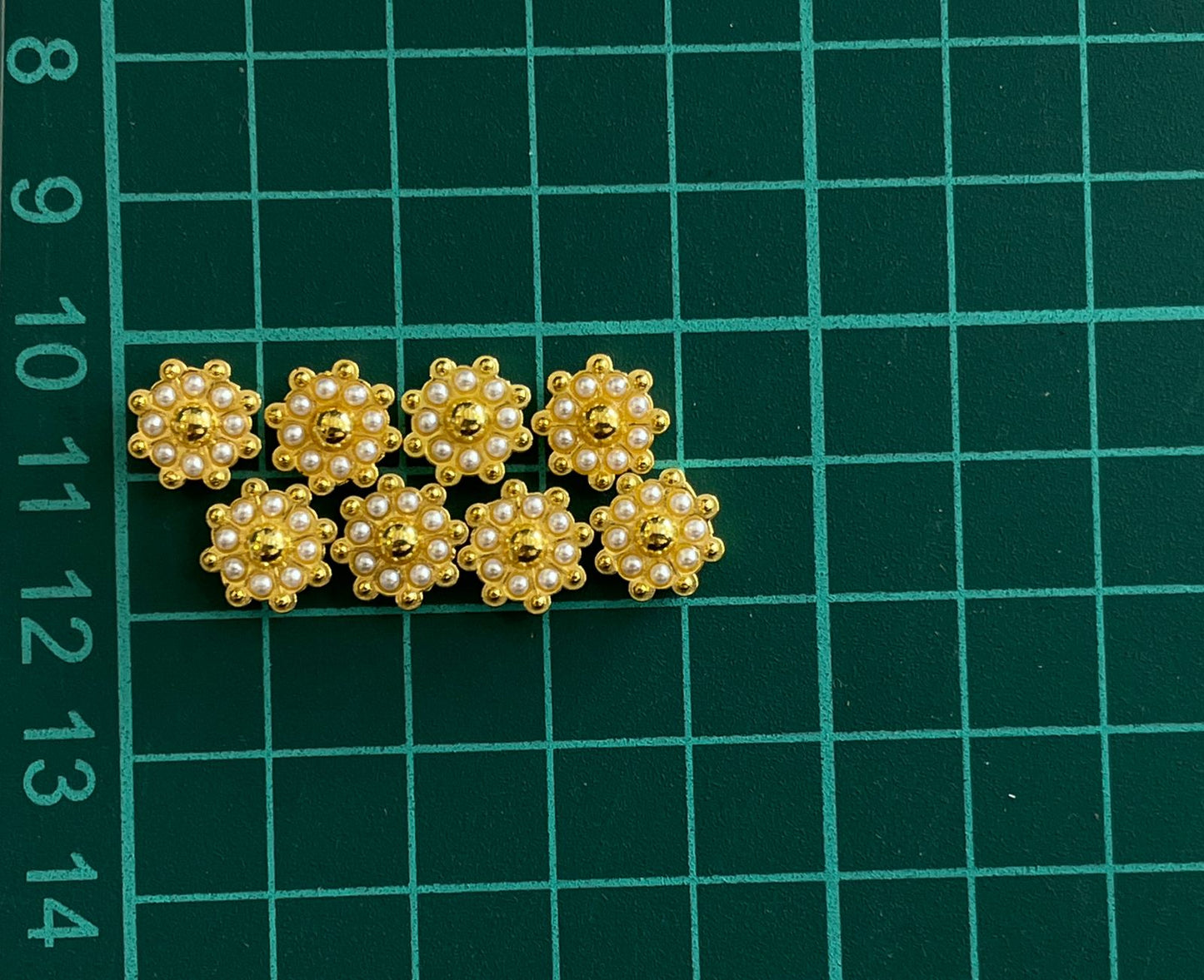 FLOR REMACHE BASE ORO PERLA BLANCO Y EN MEDIO PERLA DORADO