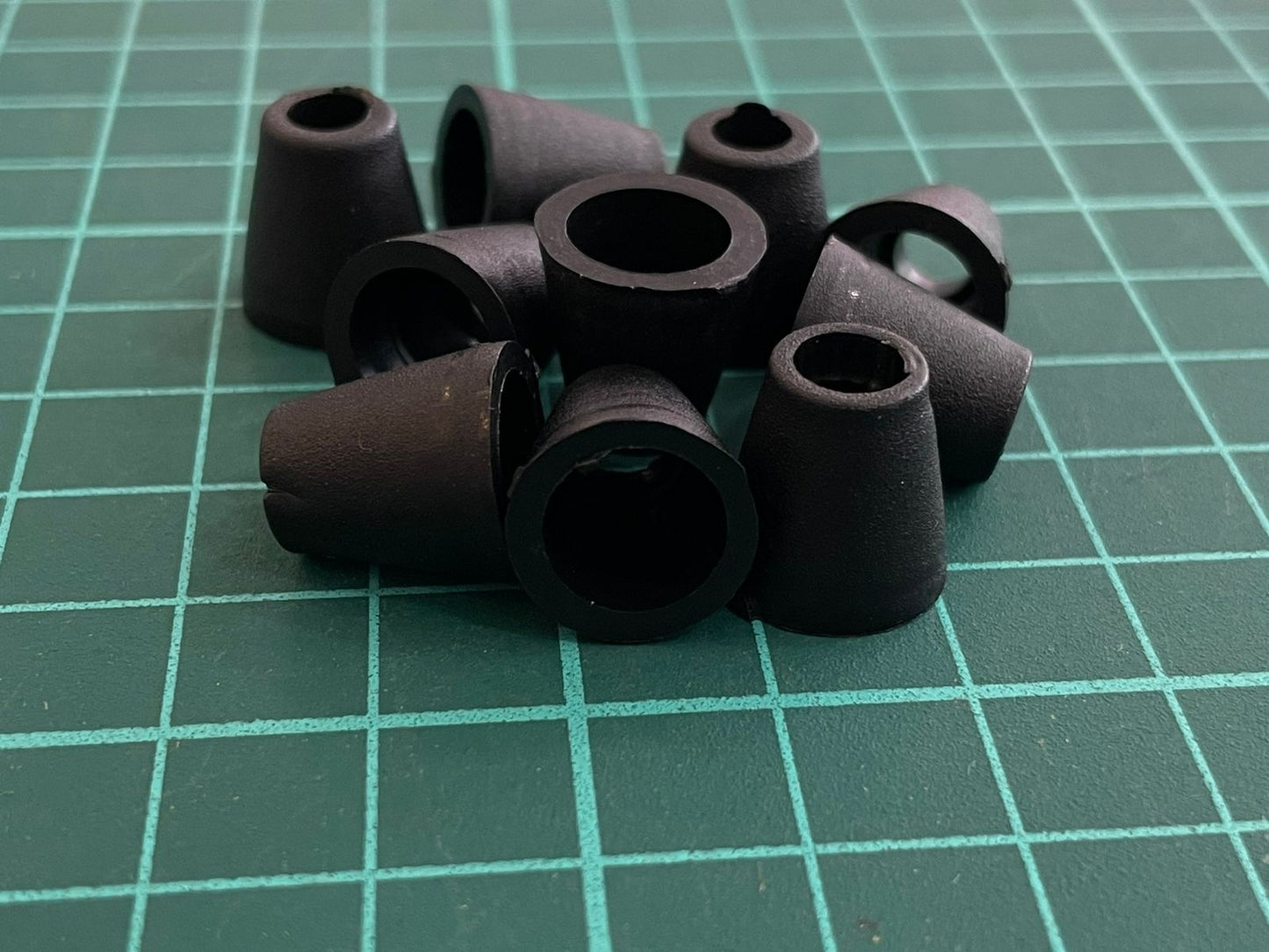 BELLOTA DE PLASTICO NEGRO