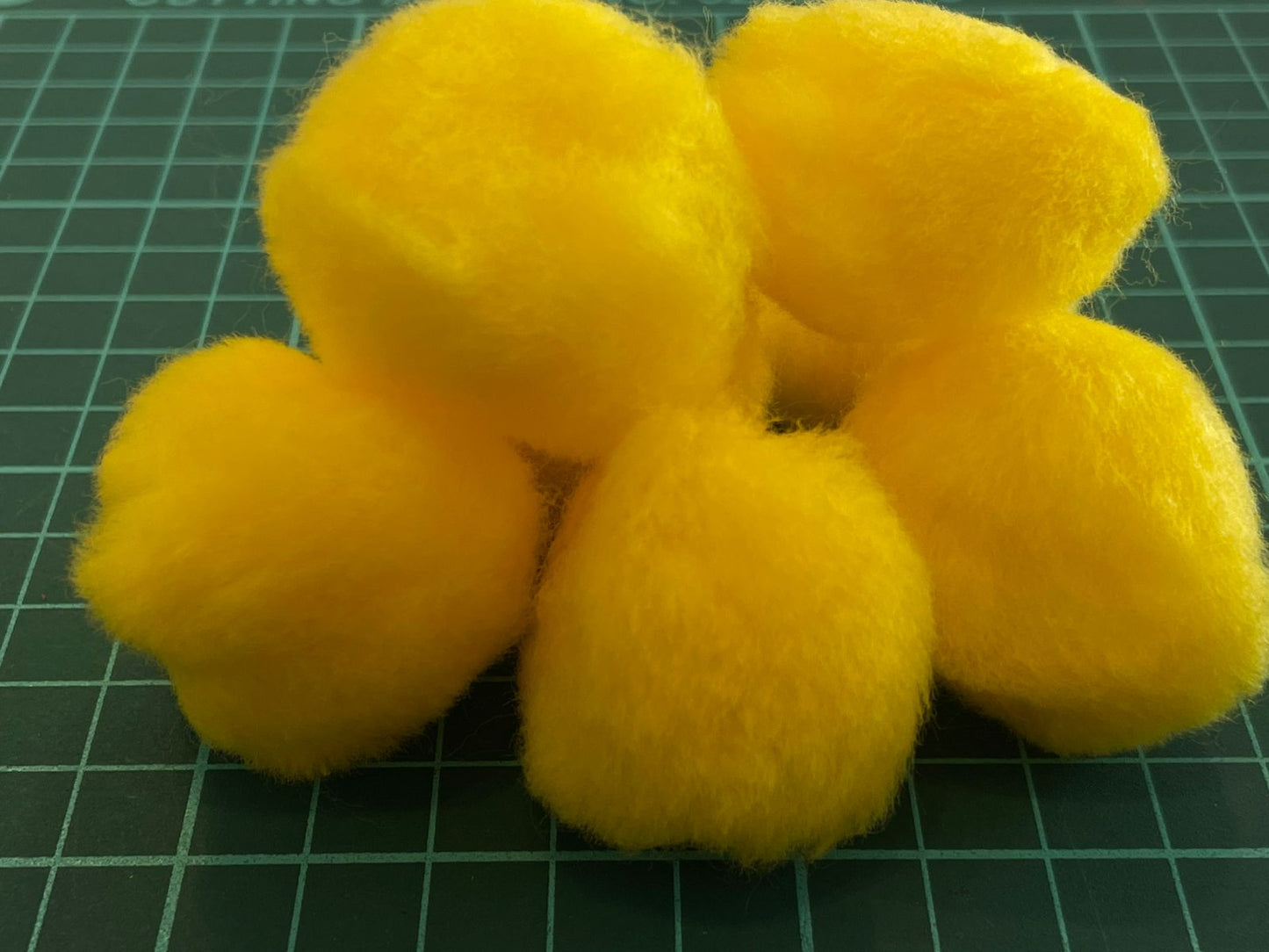 POMPON #38 AMARILLO