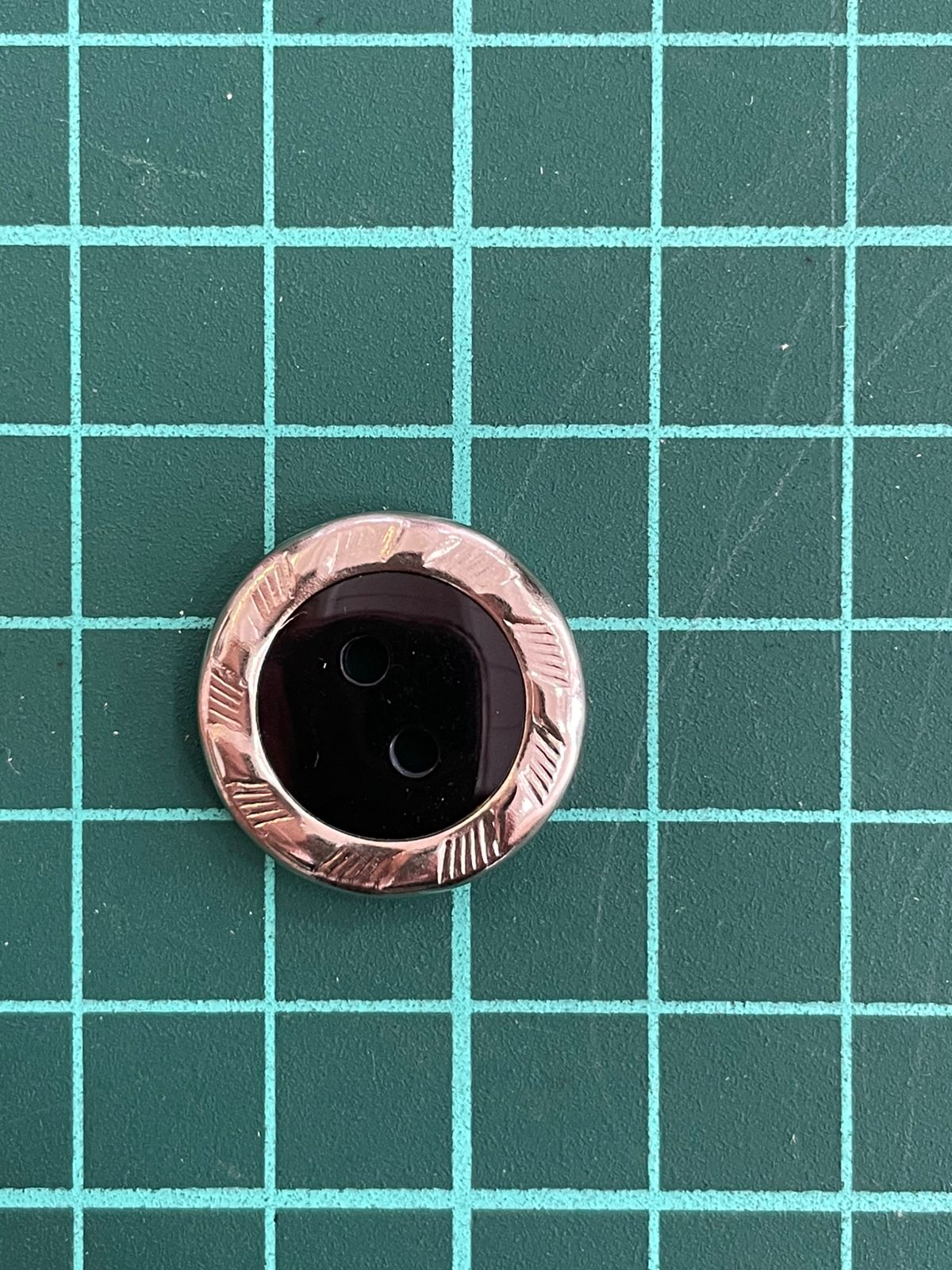 BOTON GRECAS #30 NEGRO CON ARO DORADO