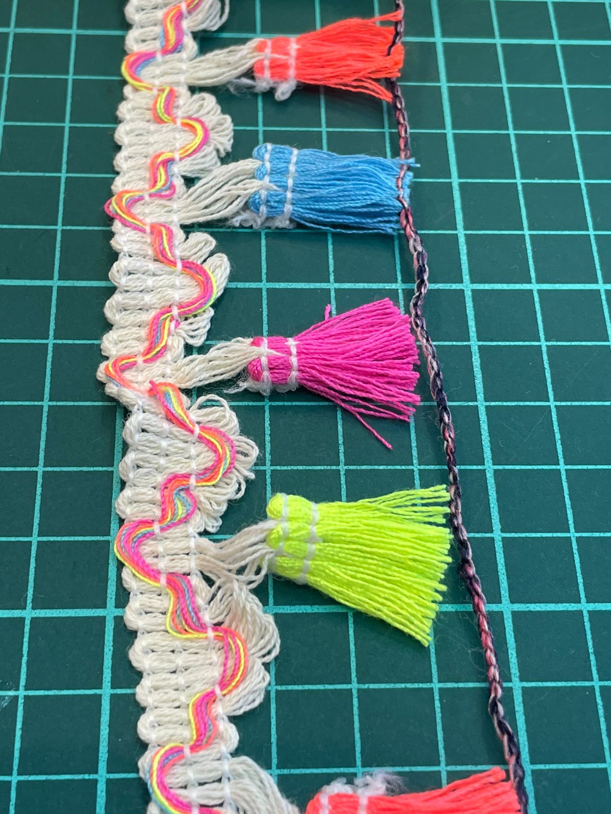 MILLARE HUESO CON BORLAS NEON