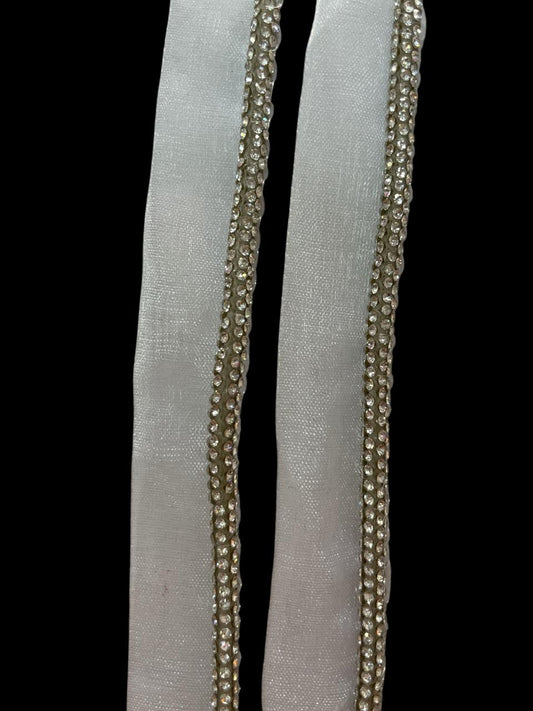 AGUJETA DE PIEDRA CON MESH BLANCO