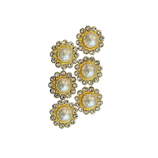 FLOR REMACHE BASE ORO-PIEDRA BLANCA Y PERLA #12MM