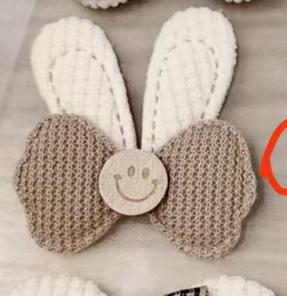 PELUCHE MOÑO FELIZ OREJAS DE CONEJO HUESO