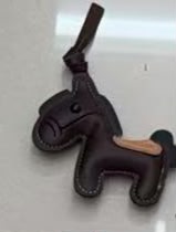 CHARM CABALLO NEGRO